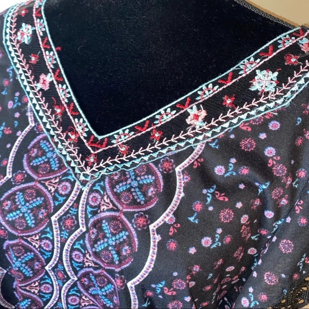No Boundaries Border Print Ruffle Top NWT - Picture 3 of 10